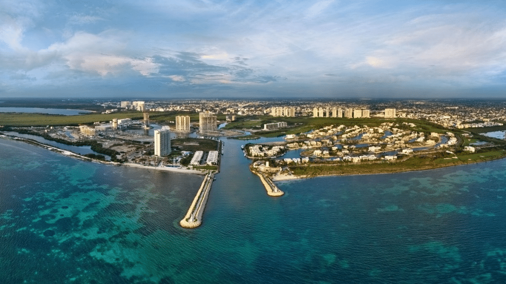 Vista aérea de los canales en Puerto Cancún  - Fideicomiso para extranjeros en Cancún